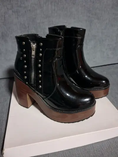 Botines negros charol con tachas - miniatura 2