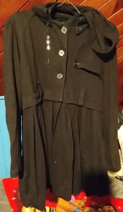 Abrigo negro con capucha - miniatura 3