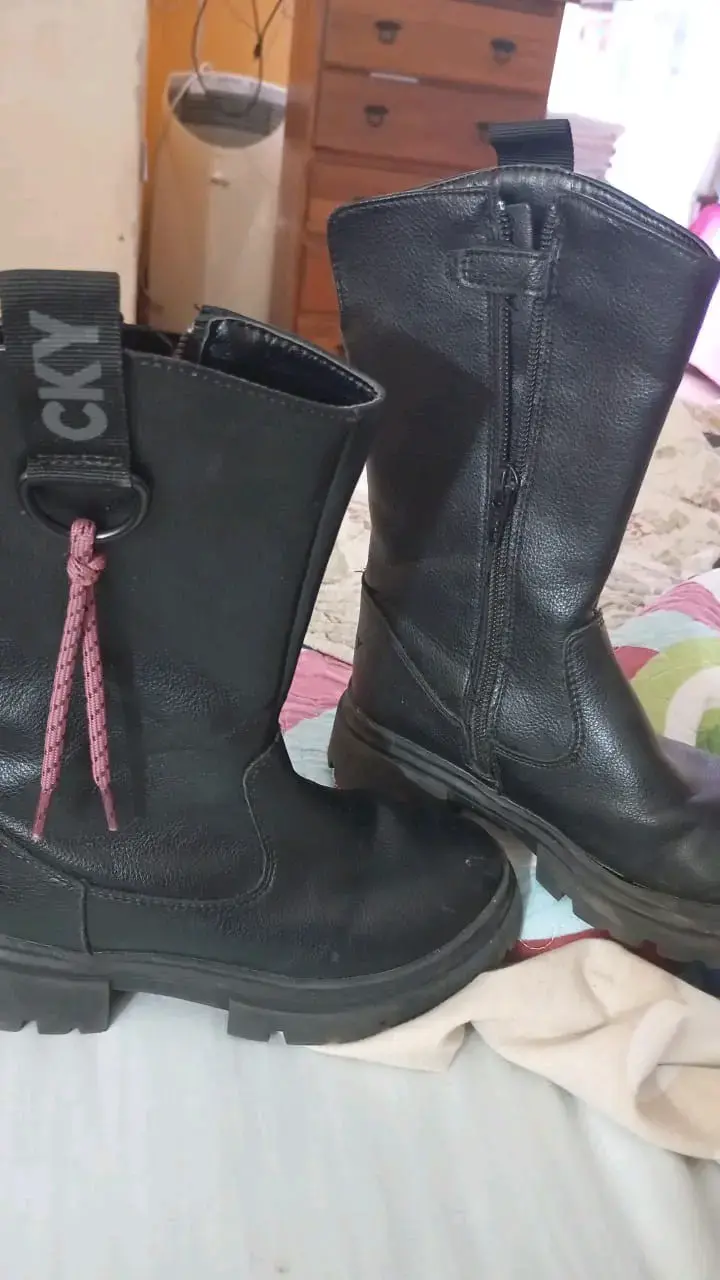 Botas negras de cuero con cierre