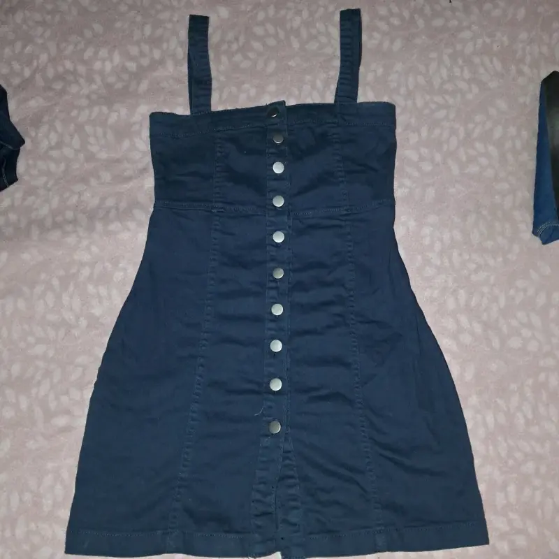 Vestido azul con botones