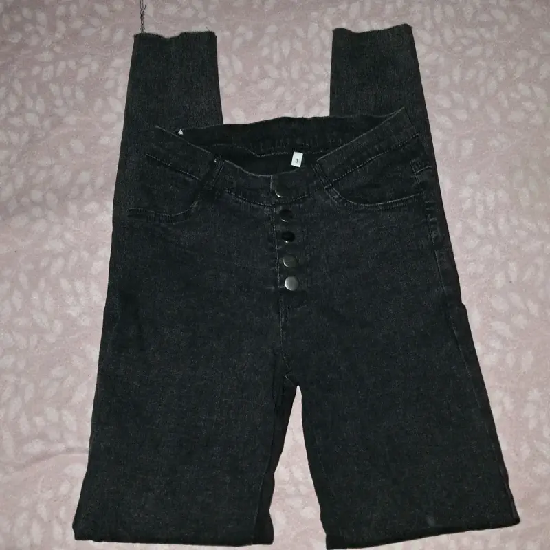 Pantalón negro de mezclilla