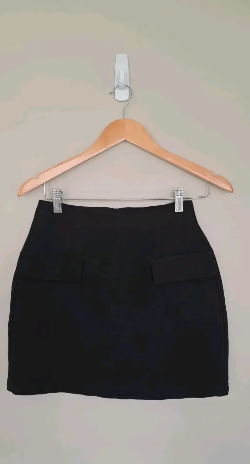 Falda corta negra elegante