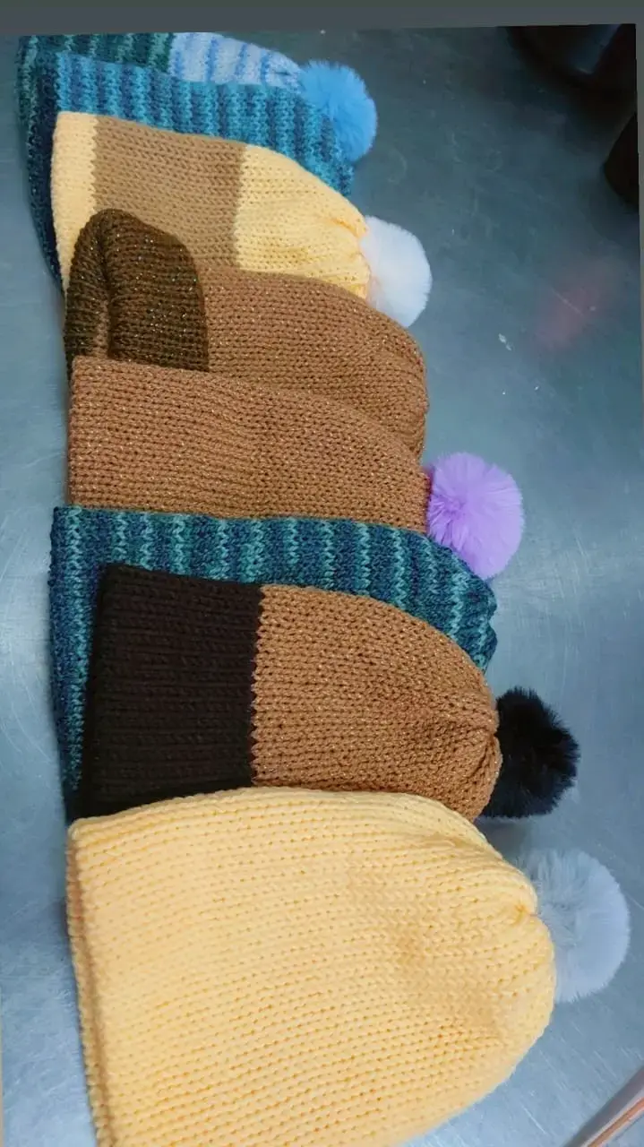 Gorros de lana con pompones