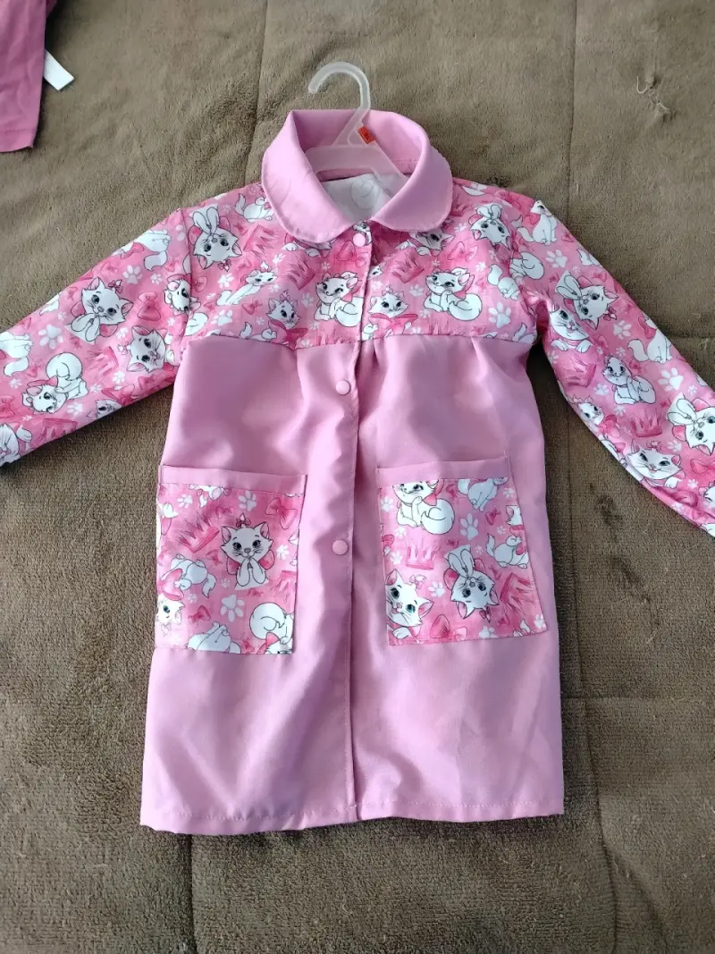 Delantal infantil rosado con dibujos