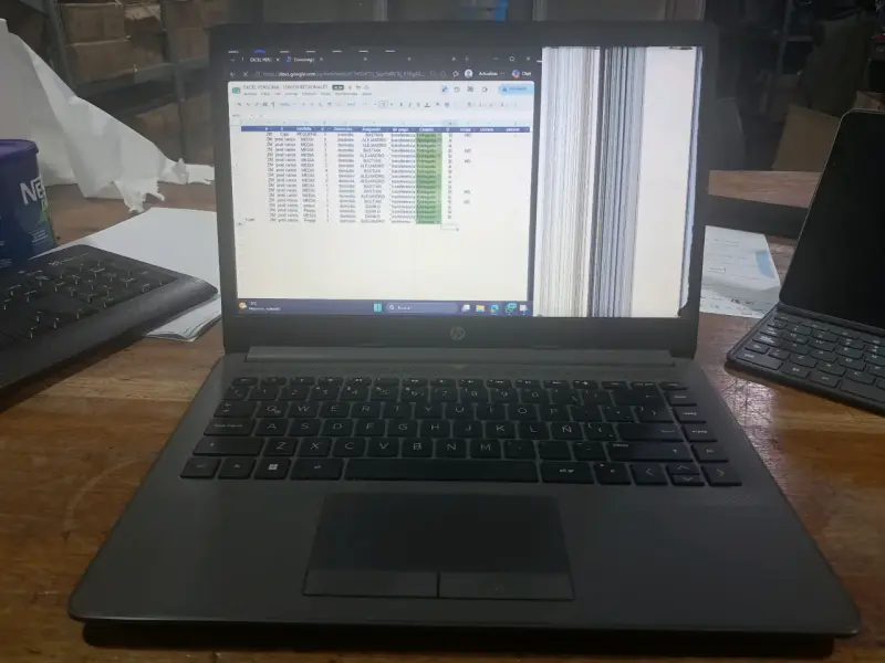 Notebook HP con pantalla dañada - 1