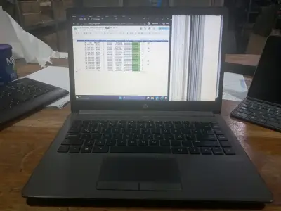 Notebook HP con pantalla dañada - miniatura 1