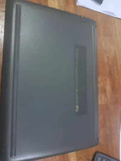 Notebook HP con pantalla dañada - miniatura 2