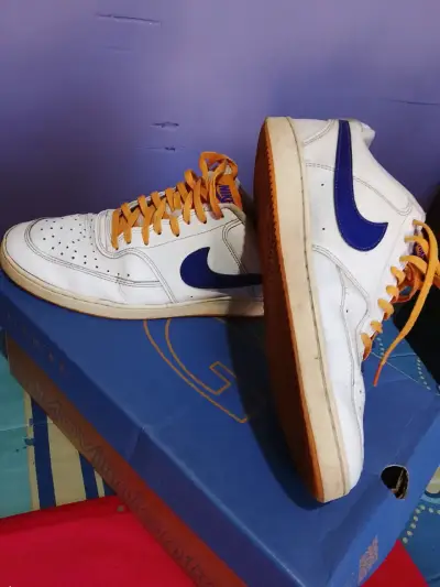 Zapatillas blancas con detalle azul - miniatura 1