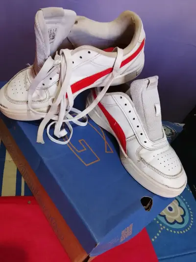 Zapatillas blancas con rojo - miniatura 1