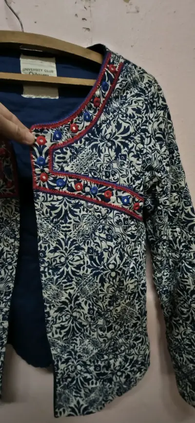 Chaqueta estampada azul y blanco - miniatura 2