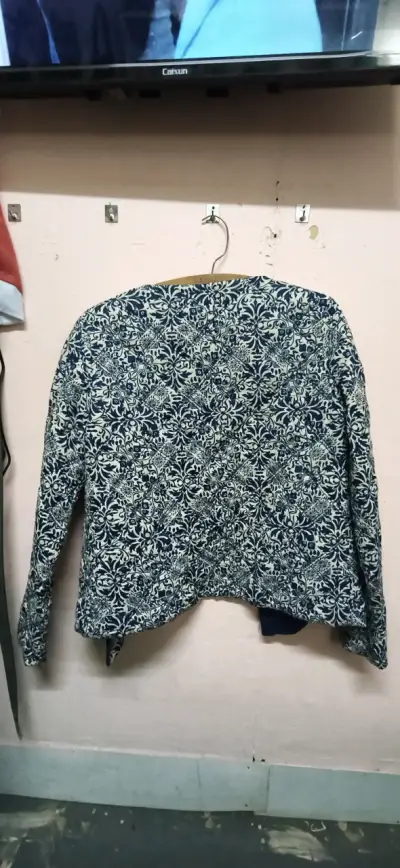 Chaqueta estampada azul y blanco - miniatura 3