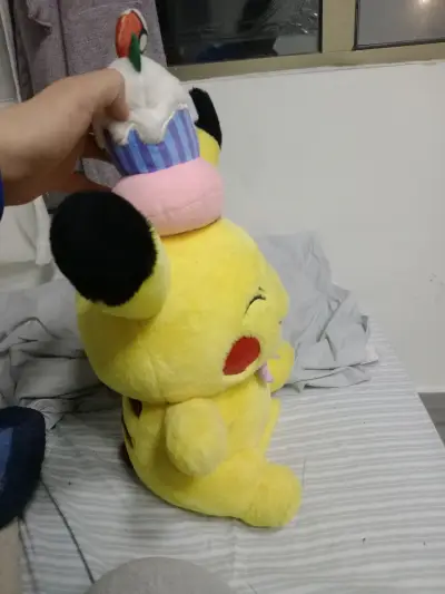 Peluche grande de Pikachu - miniatura 4
