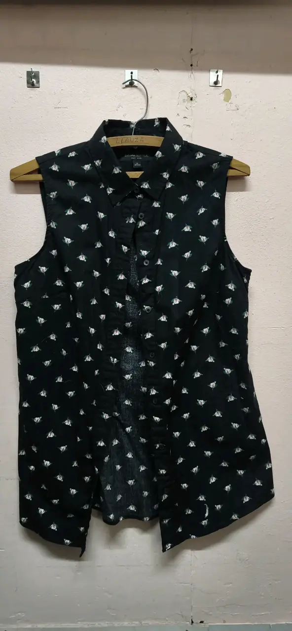 Blusa sin mangas estampada negra - 1