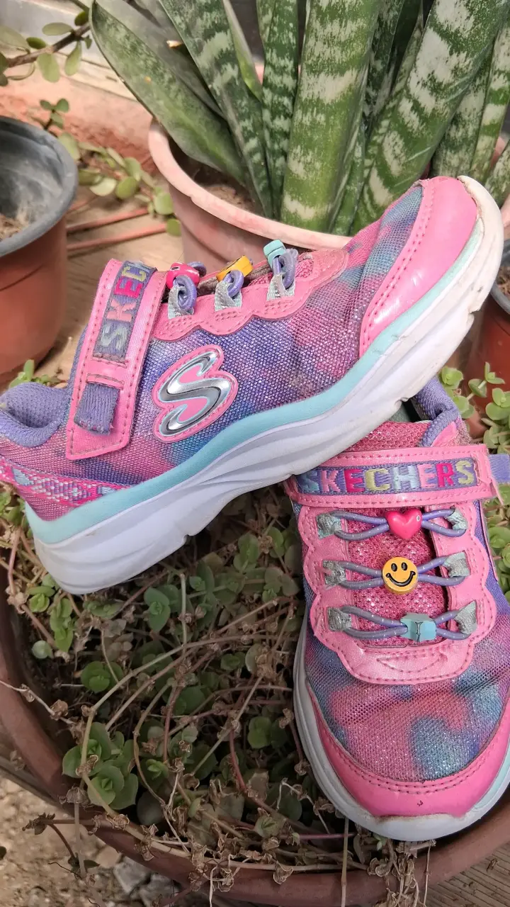Zapatillas Skechers rosadas para niña - 2