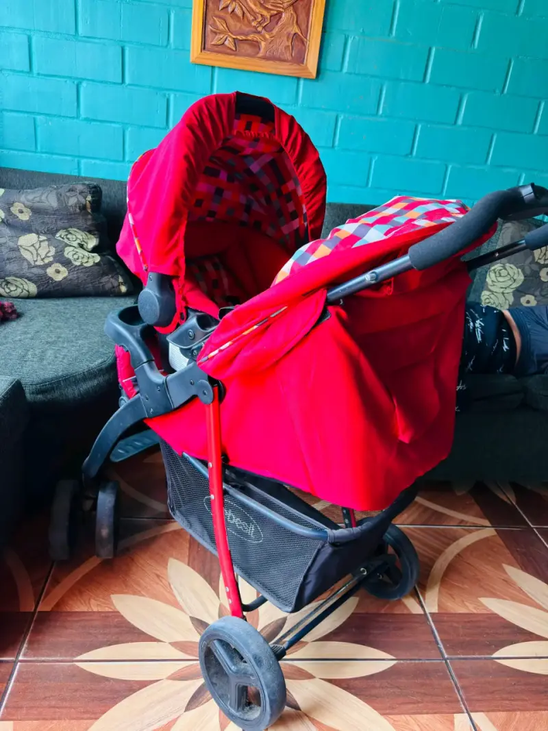 Coche de bebé rojo con diseño