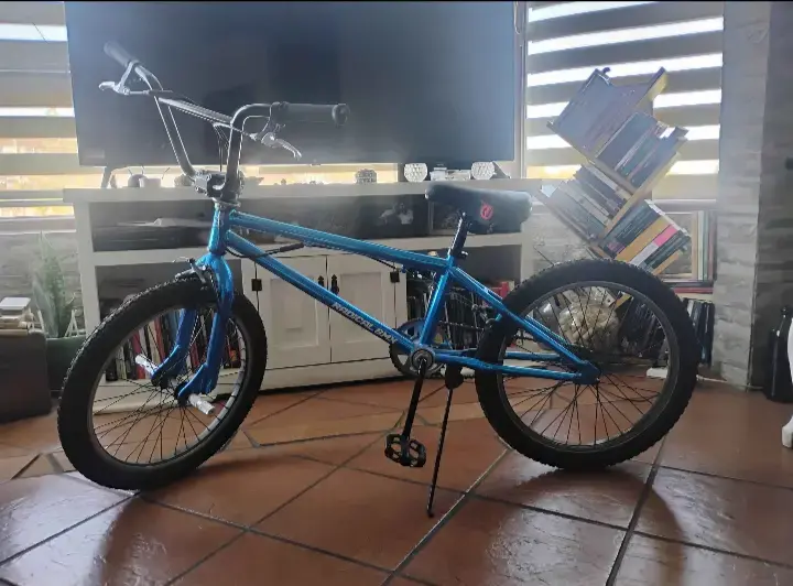 Bicicleta BMX azul - 1