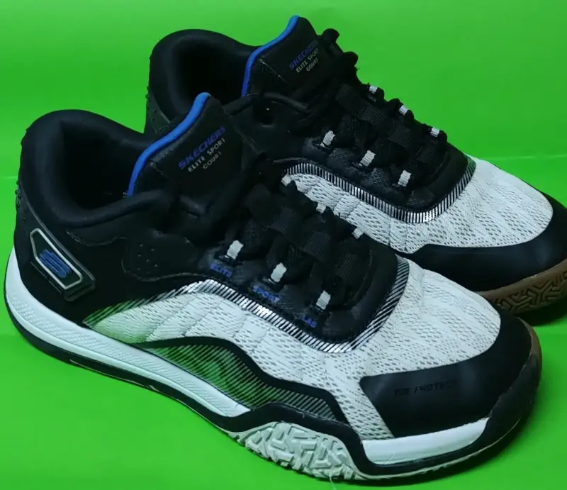 Zapatillas deportivas blancas y negras