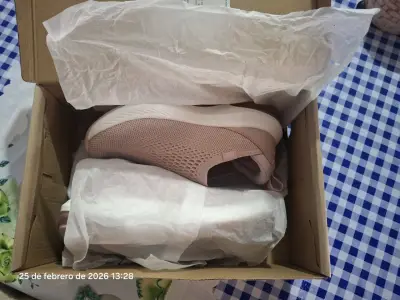 Zapatillas deportivas rosadas nuevas - miniatura 1