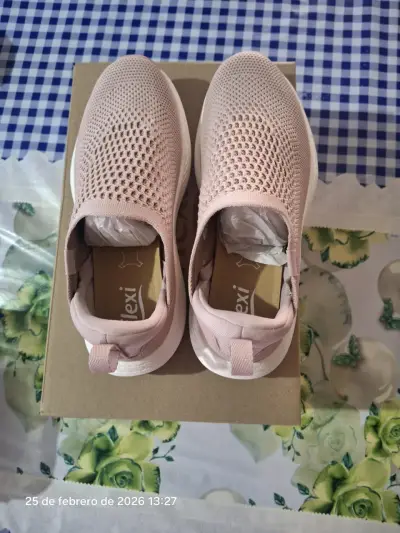 Zapatillas deportivas rosadas nuevas - miniatura 2