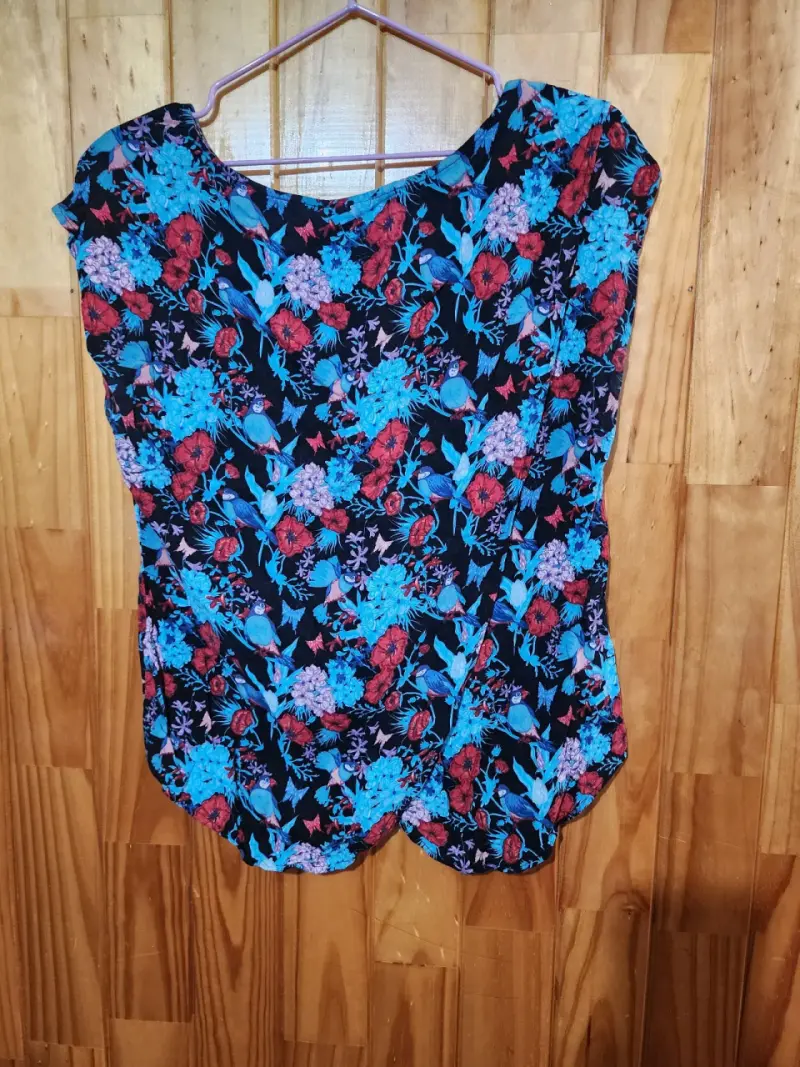 Polera floreada multicolor- IO - 3