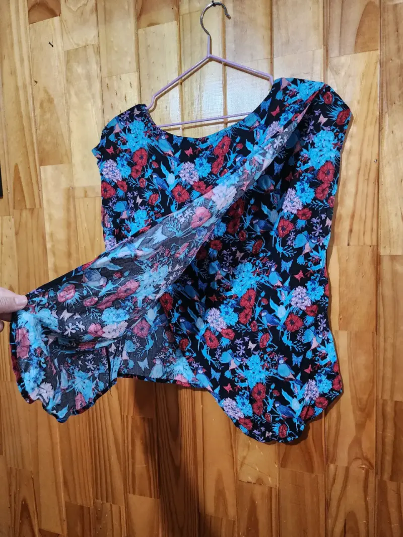 Polera floreada multicolor- IO - 4