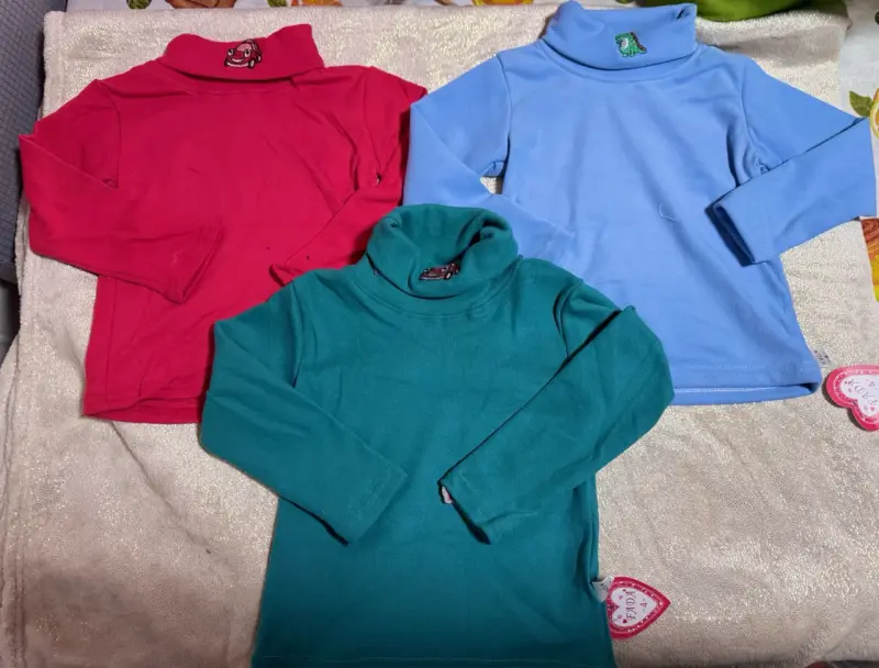 Poleras de cuello alto para niño