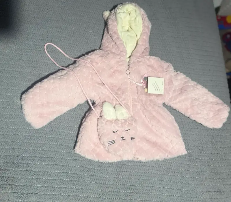 Abrigo rosado con orejas de conejo