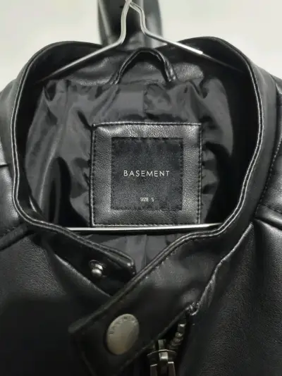 Chaqueta de cuero negra - miniatura 3
