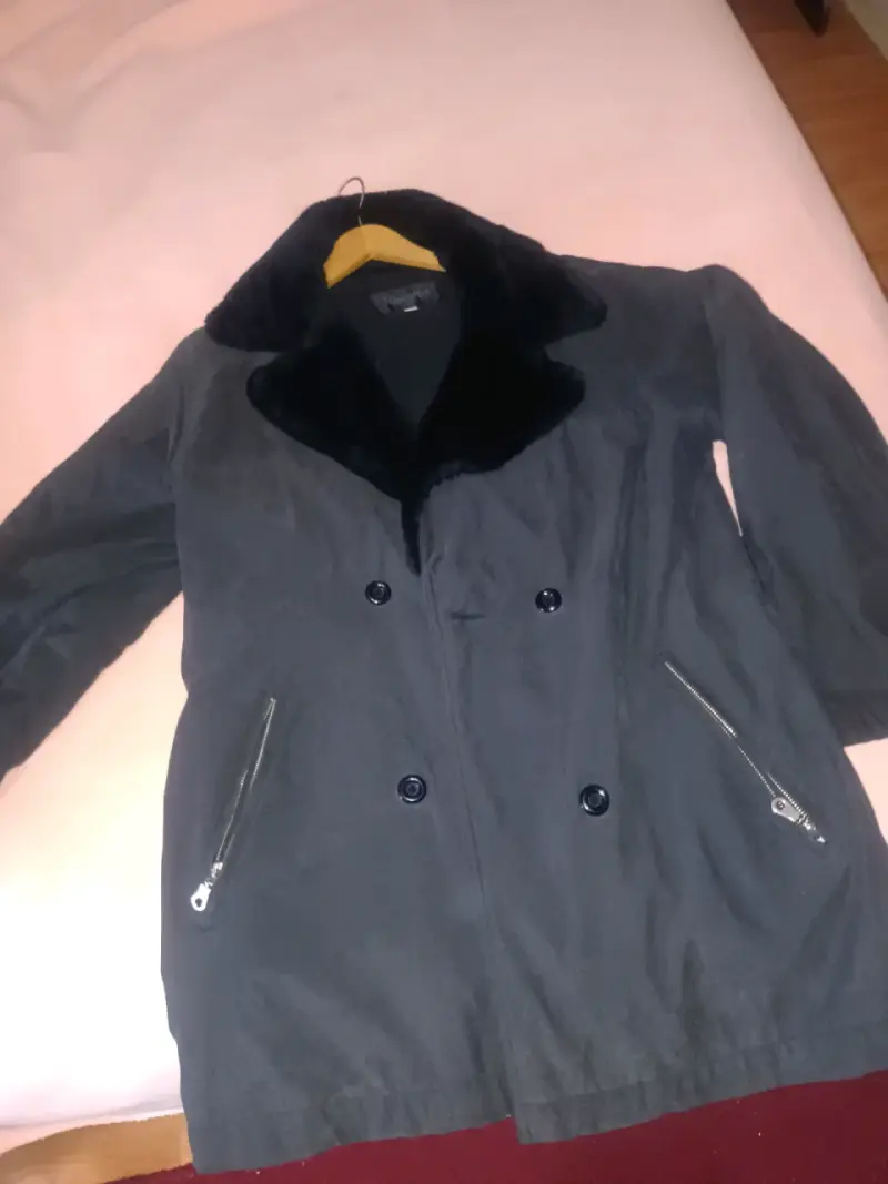 Abrigo gris con cuello de piel - 1