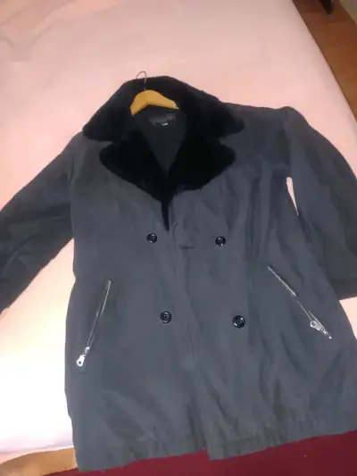 Abrigo gris con cuello de piel - miniatura 1