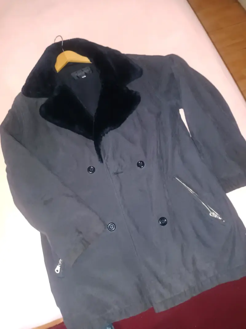 Abrigo gris con cuello de piel - 2