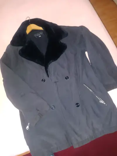 Abrigo gris con cuello de piel - miniatura 2