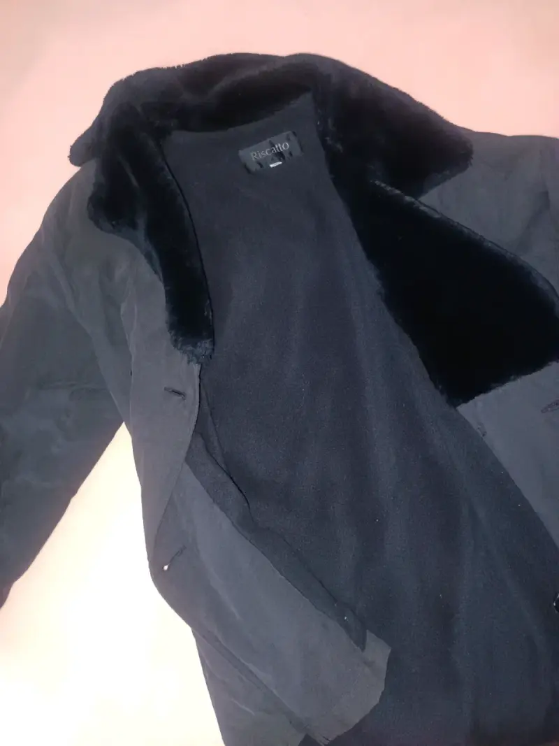 Abrigo gris con cuello de piel - 3