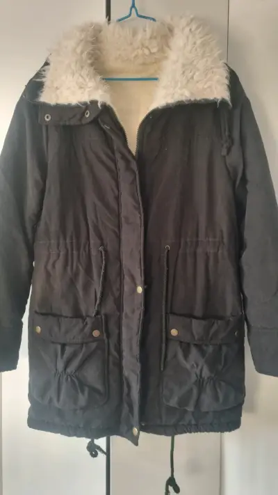 Parka negra con capucha de piel sintética - miniatura 1