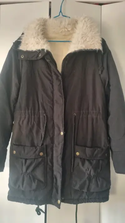 Parka negra con capucha de piel sintética - miniatura 2