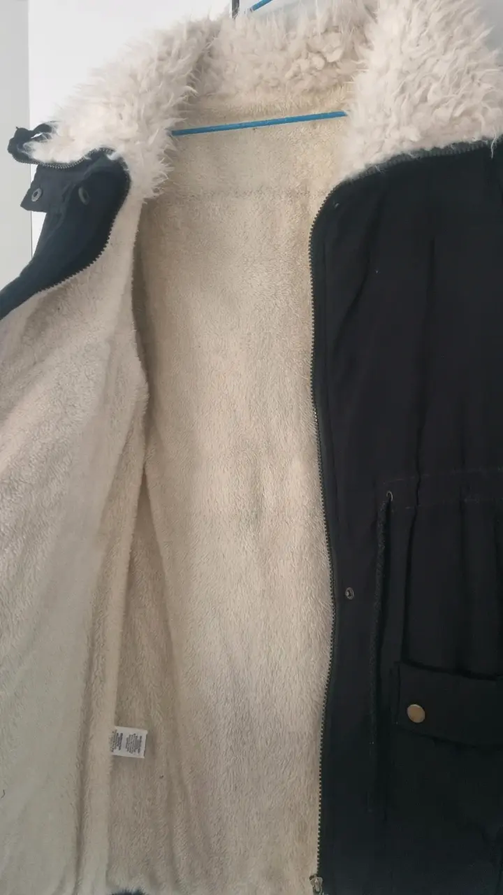 Parka negra con capucha de piel sintética - 3