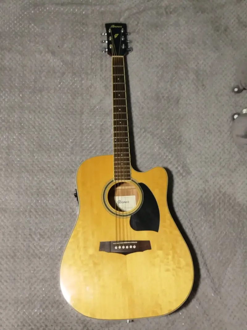 Guitarra electroacústica Ibañez - 1