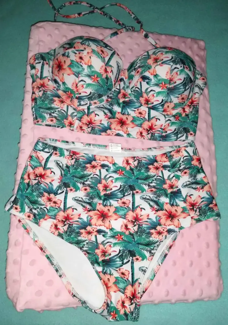 Bikini con estampado floral tropical
