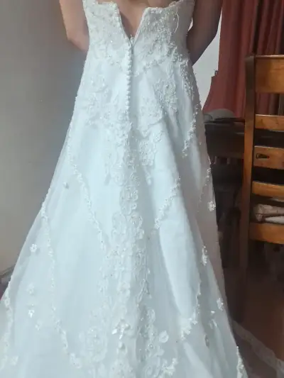 Vestido de novia con encaje - miniatura 3