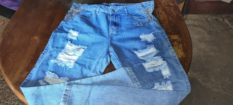 Jeans azules desgastados con cadenas