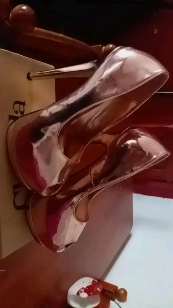 Tacones altos color dorado - 1