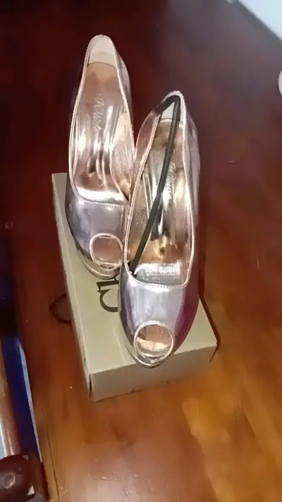Tacones altos color dorado - miniatura 3