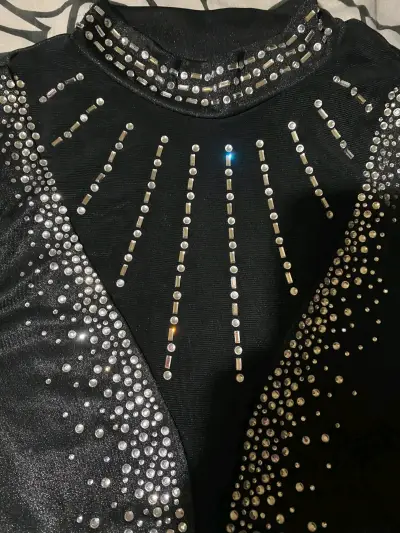 Top negro con aplicaciones brillantes de piedreria - miniatura 2