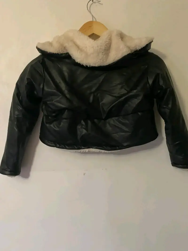 Chaqueta negra con forro interior - 3