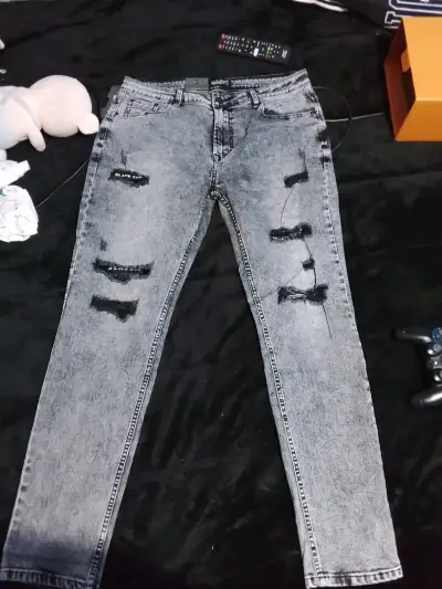 Jeans grises con diseño desgastado - miniatura 1