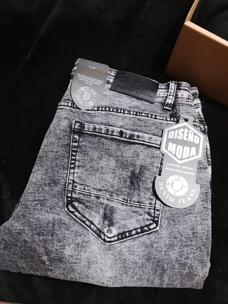 Jeans grises con diseño desgastado - 2