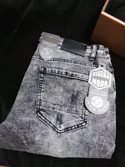 Jeans grises con diseño desgastado - miniatura 2