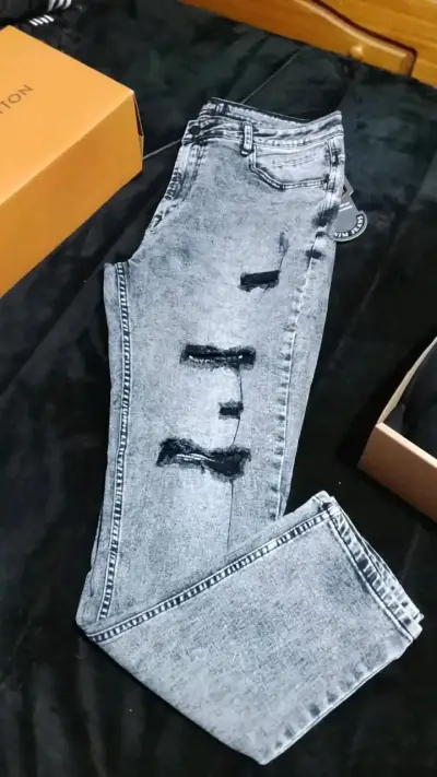 Jeans grises con diseño desgastado - miniatura 3