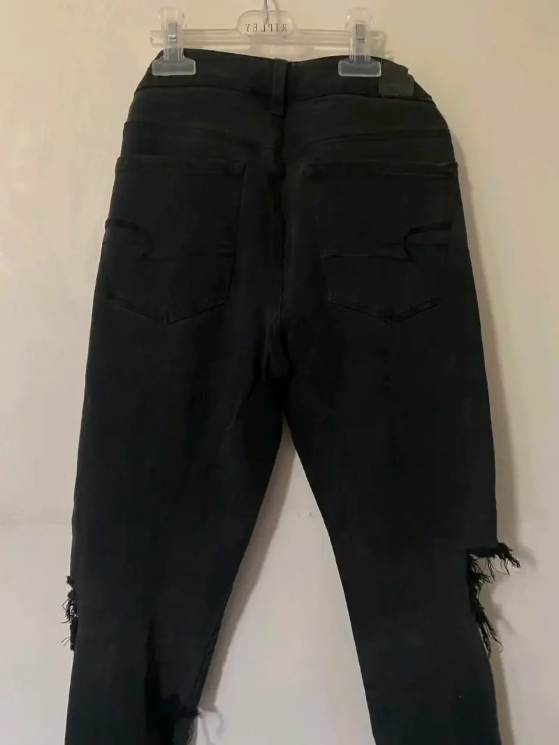 Jeans negros rasgados American Eagle - 3
