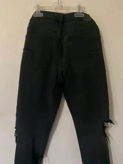 Jeans negros rasgados American Eagle - miniatura 3